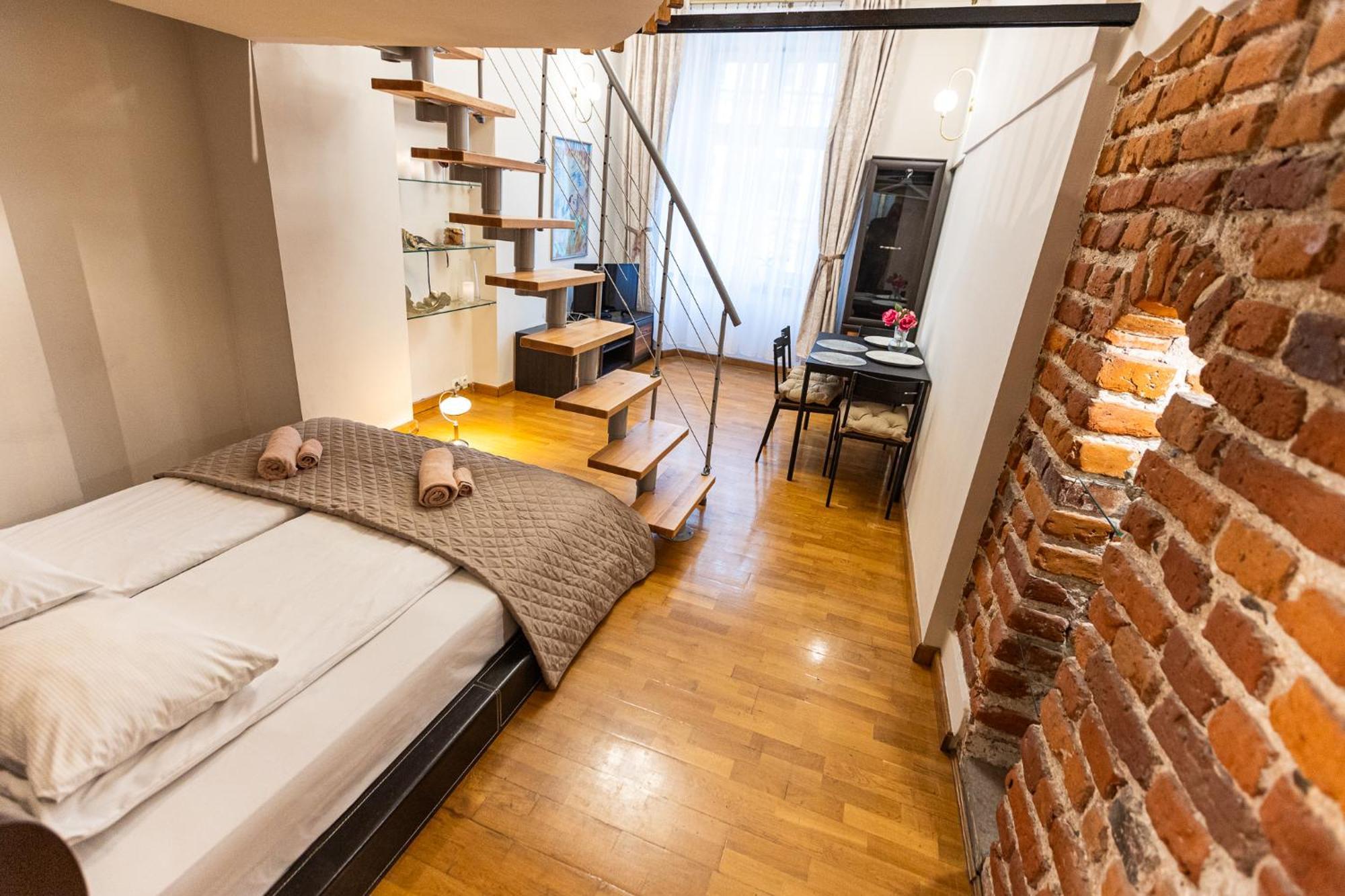 Vintage Senacka Apartment